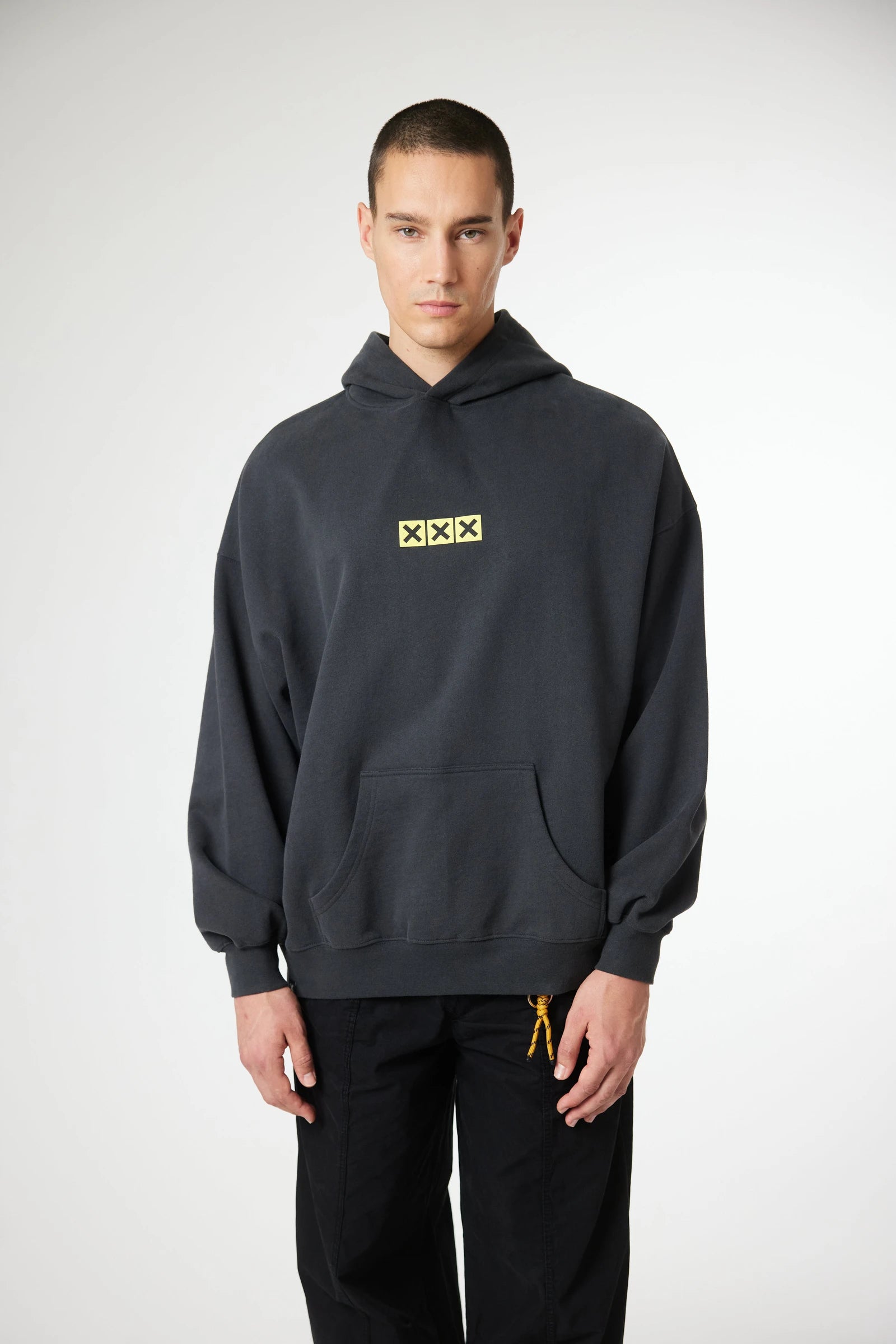 SUDADERA CON CAPUCHA NATIVE ANTRACITA thumbnail