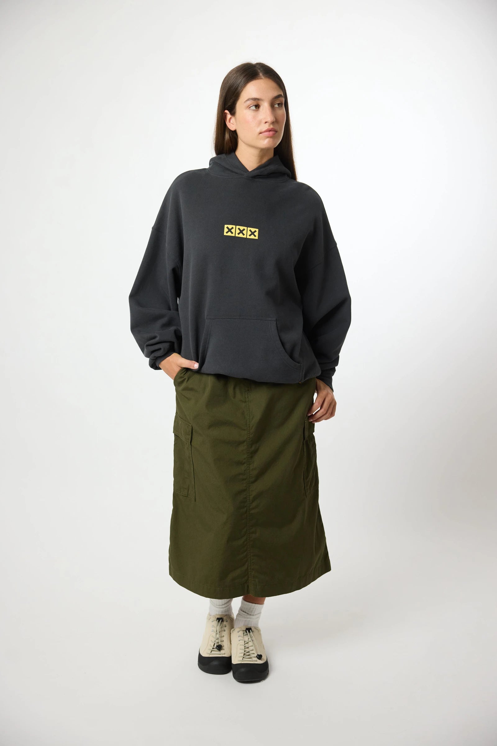 SUDADERA CON CAPUCHA NATIVE ANTRACITA thumbnail