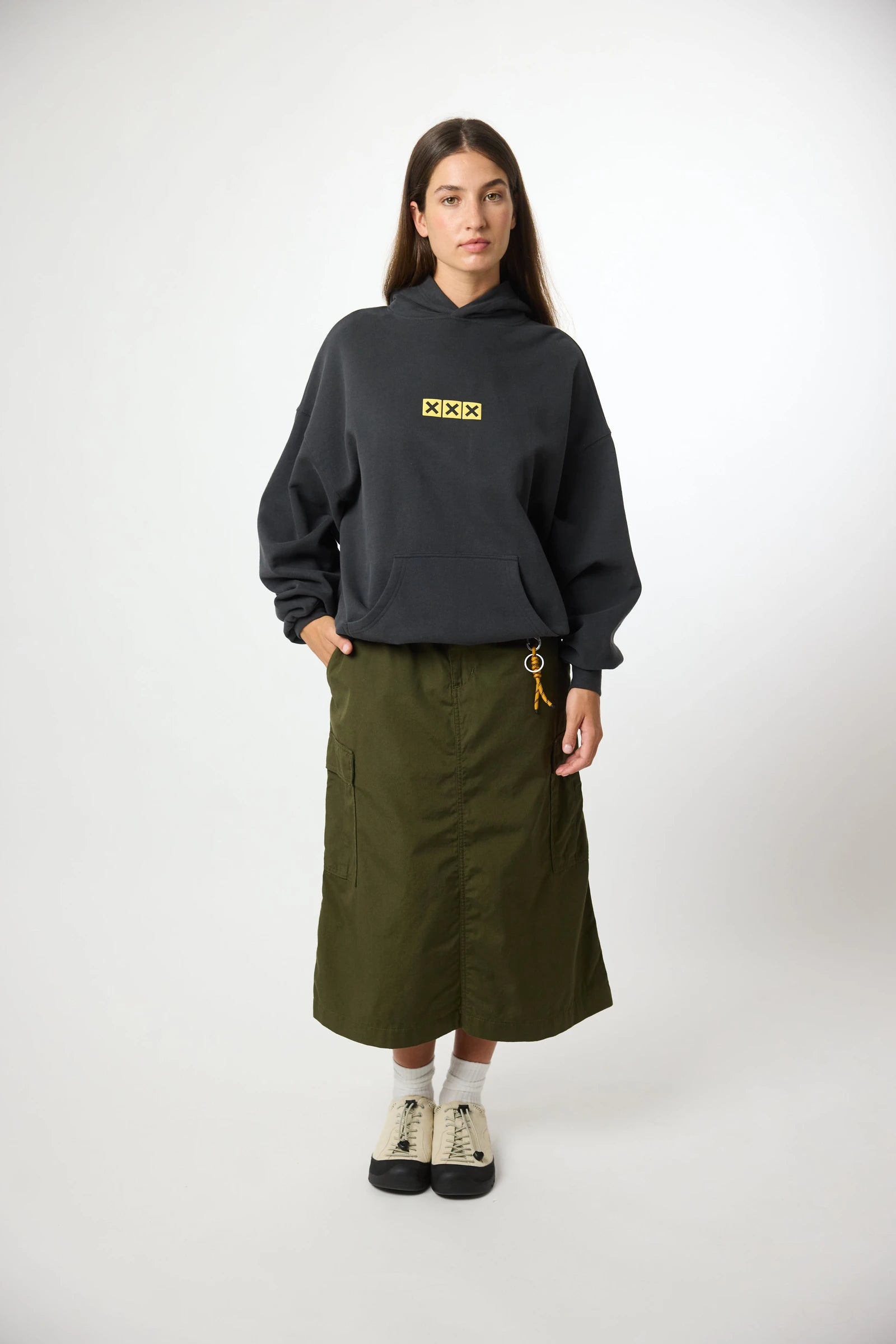 SUDADERA CON CAPUCHA NATIVE ANTRACITA thumbnail