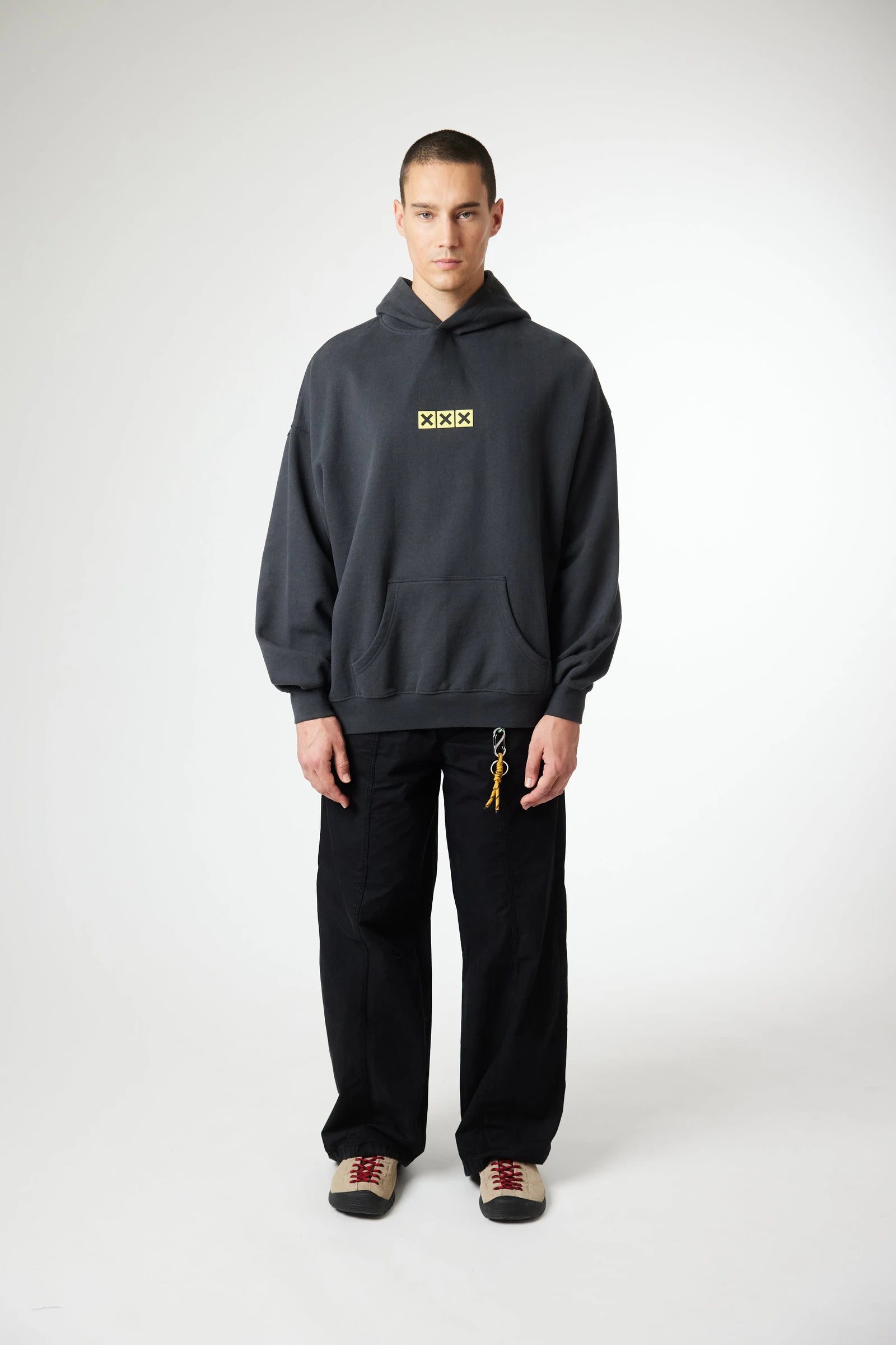 SUDADERA CON CAPUCHA NATIVE ANTRACITA thumbnail