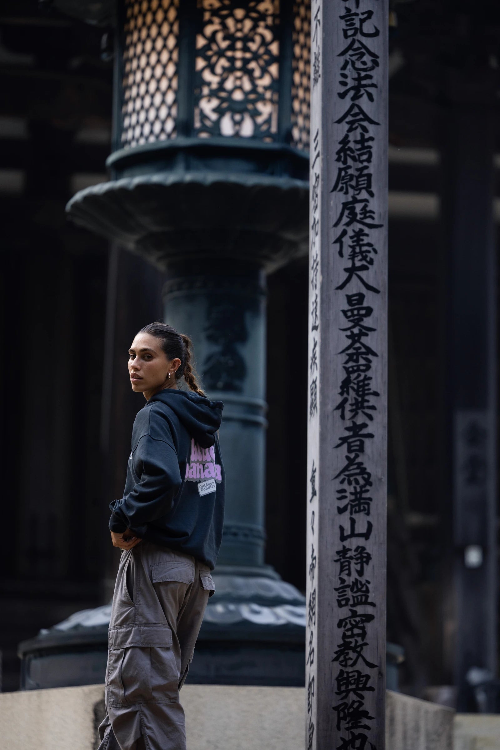 SUDADERA CON CAPUCHA HAKUBA ANTRACITA