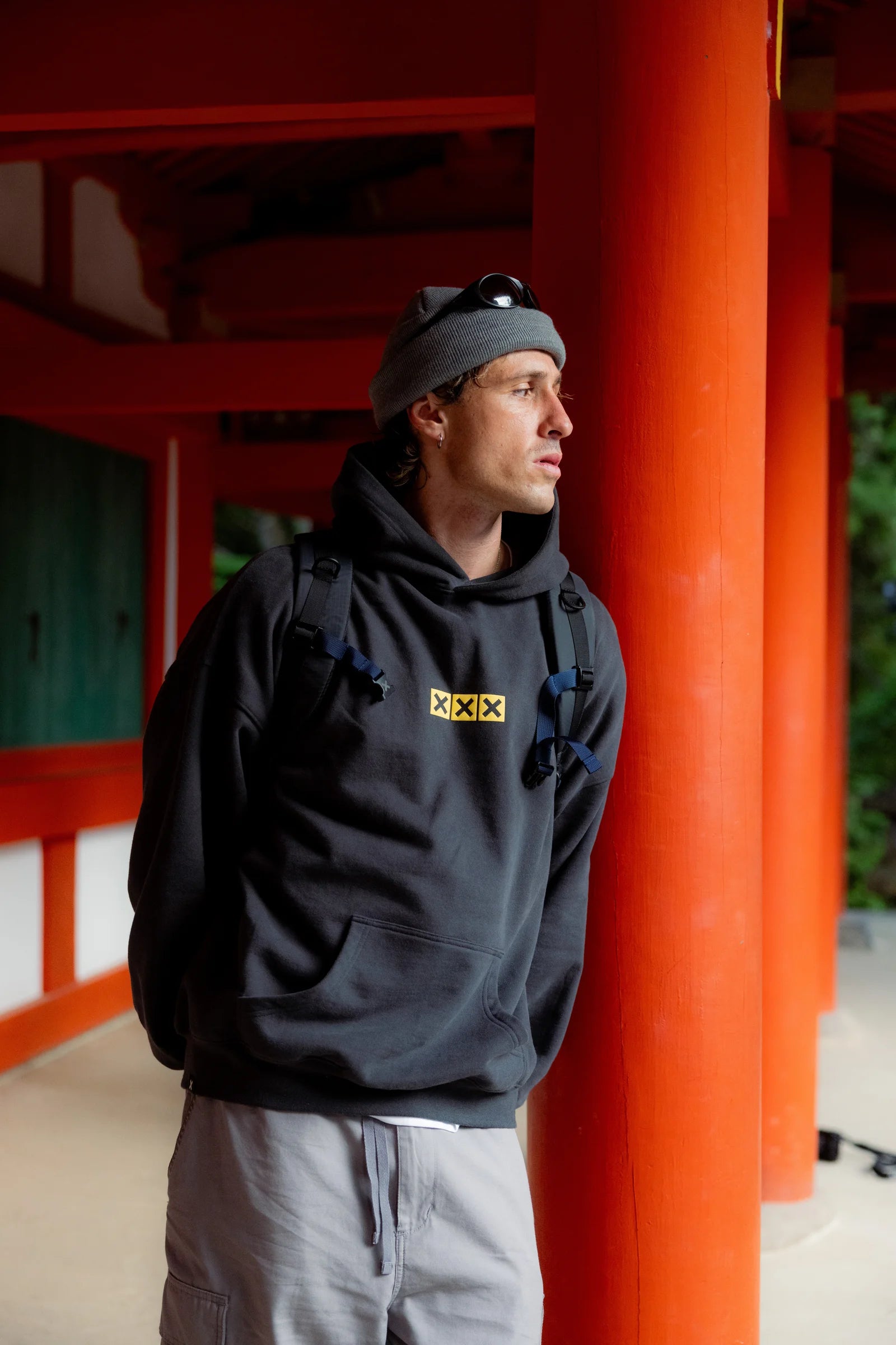 SUDADERA CON CAPUCHA NATIVE ANTRACITA thumbnail