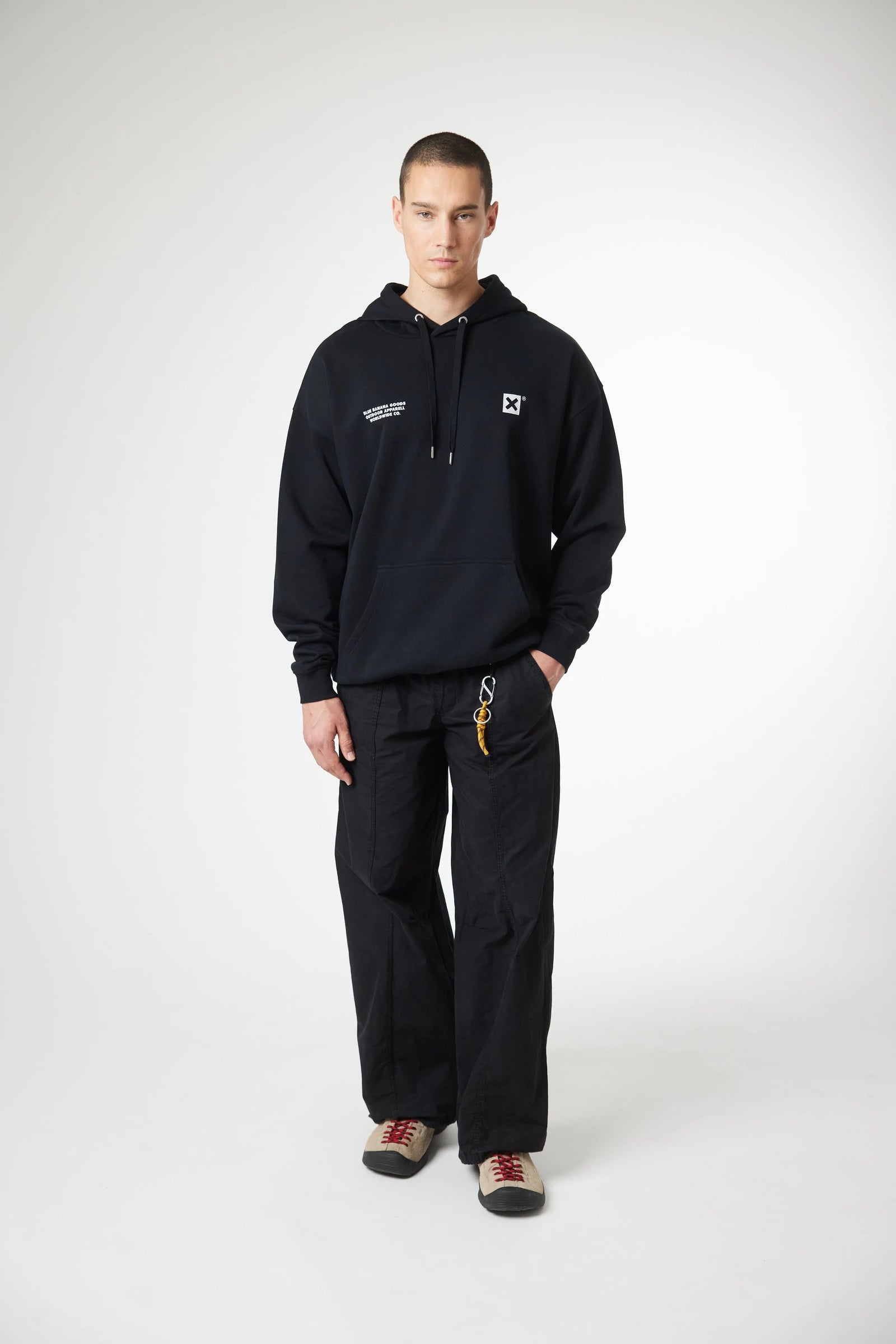 SUDADERA CON CAPUCHA ATLAS NEGRA thumbnail