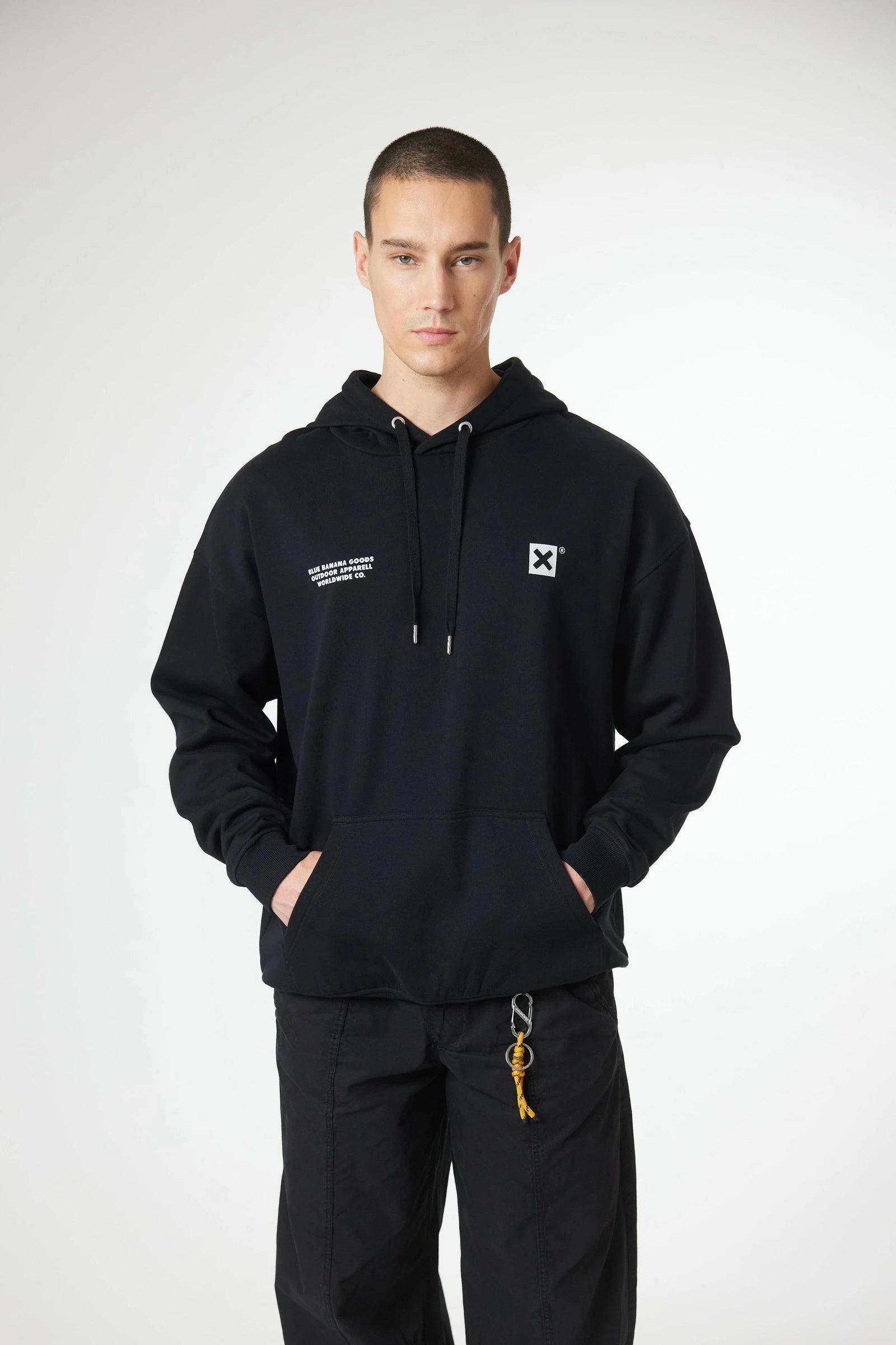 SUDADERA CON CAPUCHA ATLAS NEGRA thumbnail