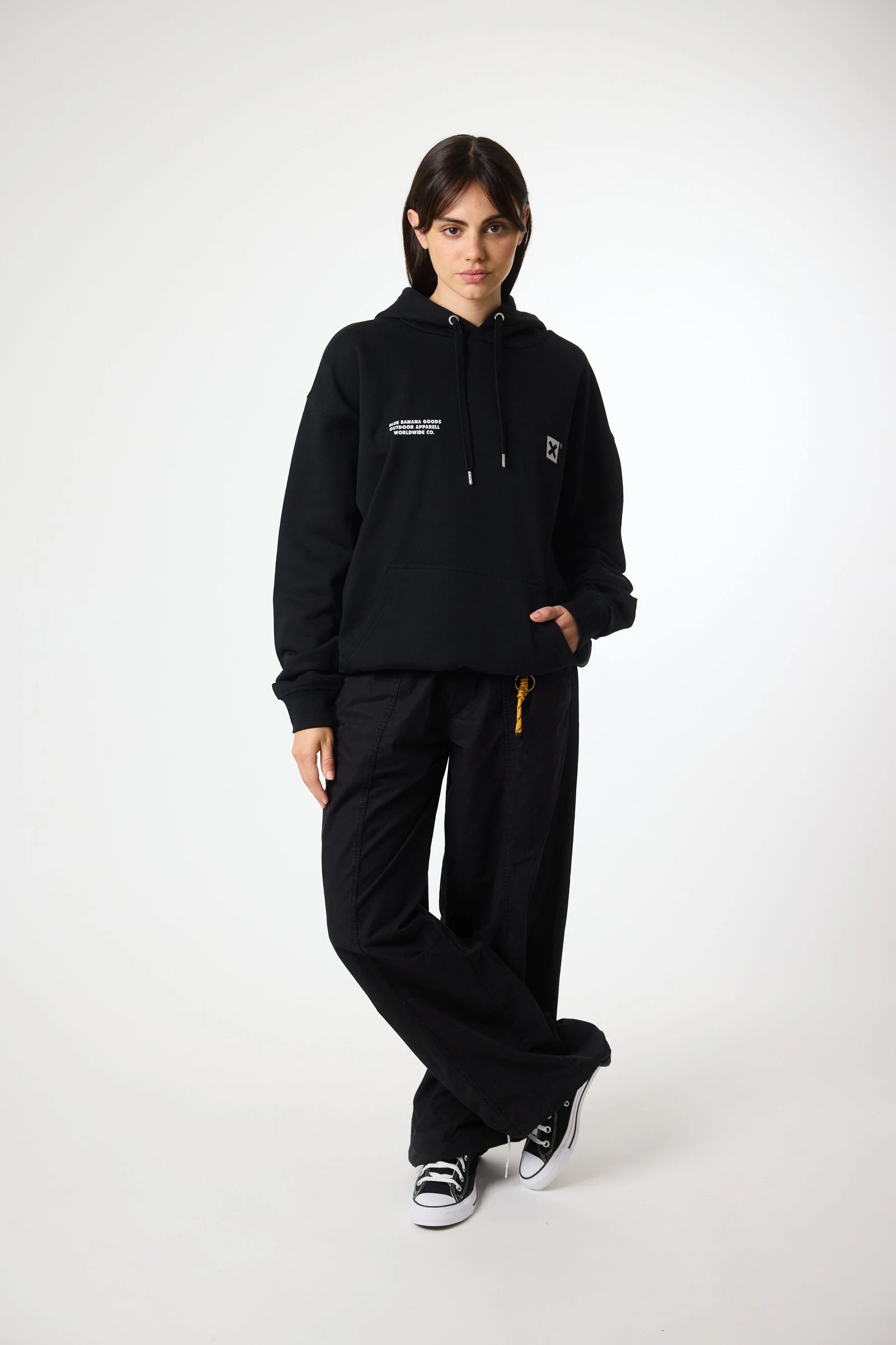 SUDADERA CON CAPUCHA ATLAS NEGRA thumbnail