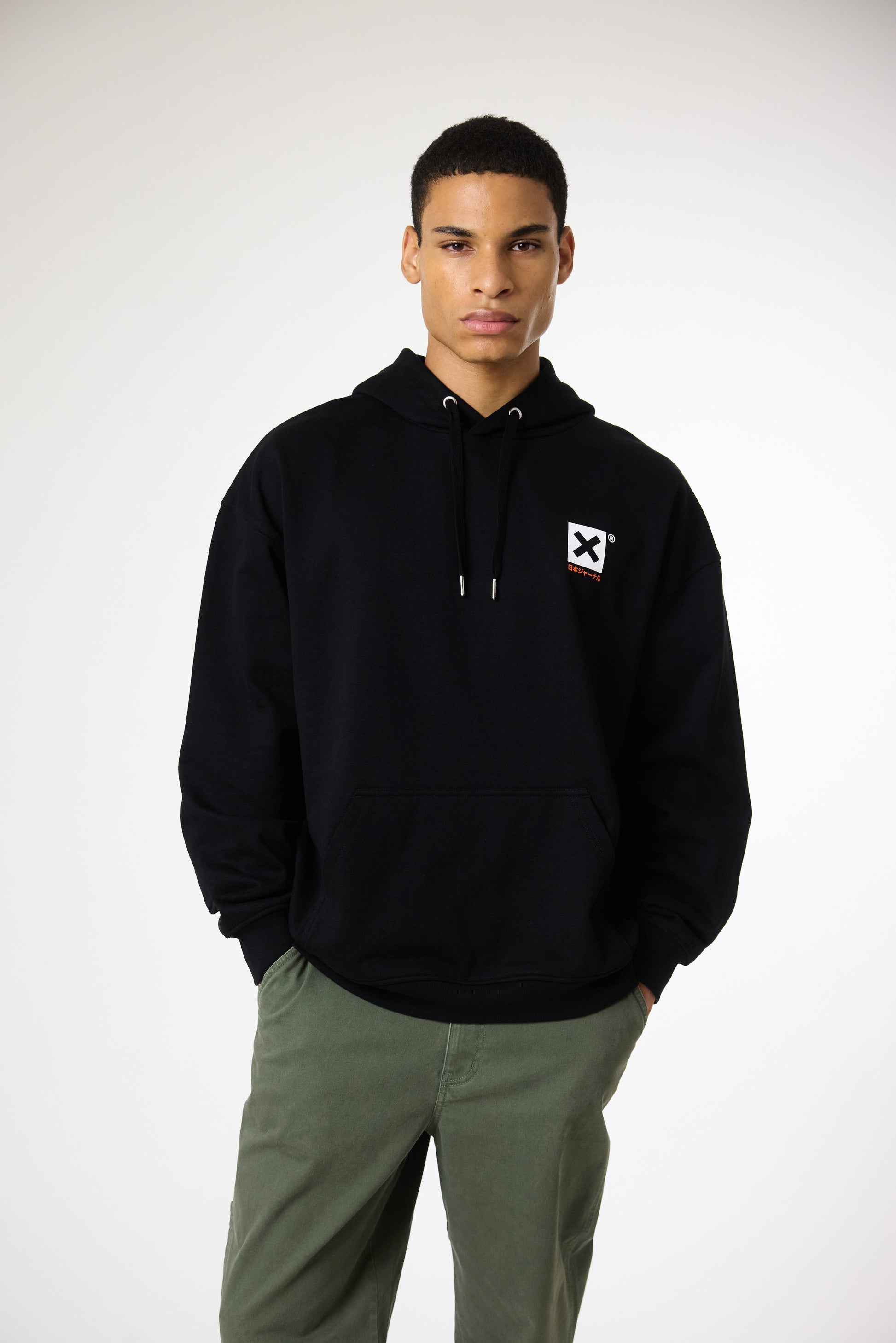 SUDADERA CON CAPUCHA ONTAKE NEGRA thumbnail