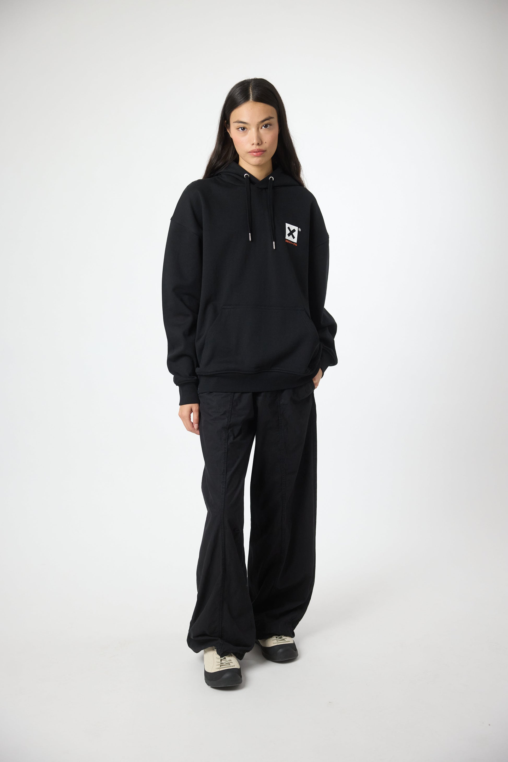 SUDADERA CON CAPUCHA ONTAKE NEGRA thumbnail