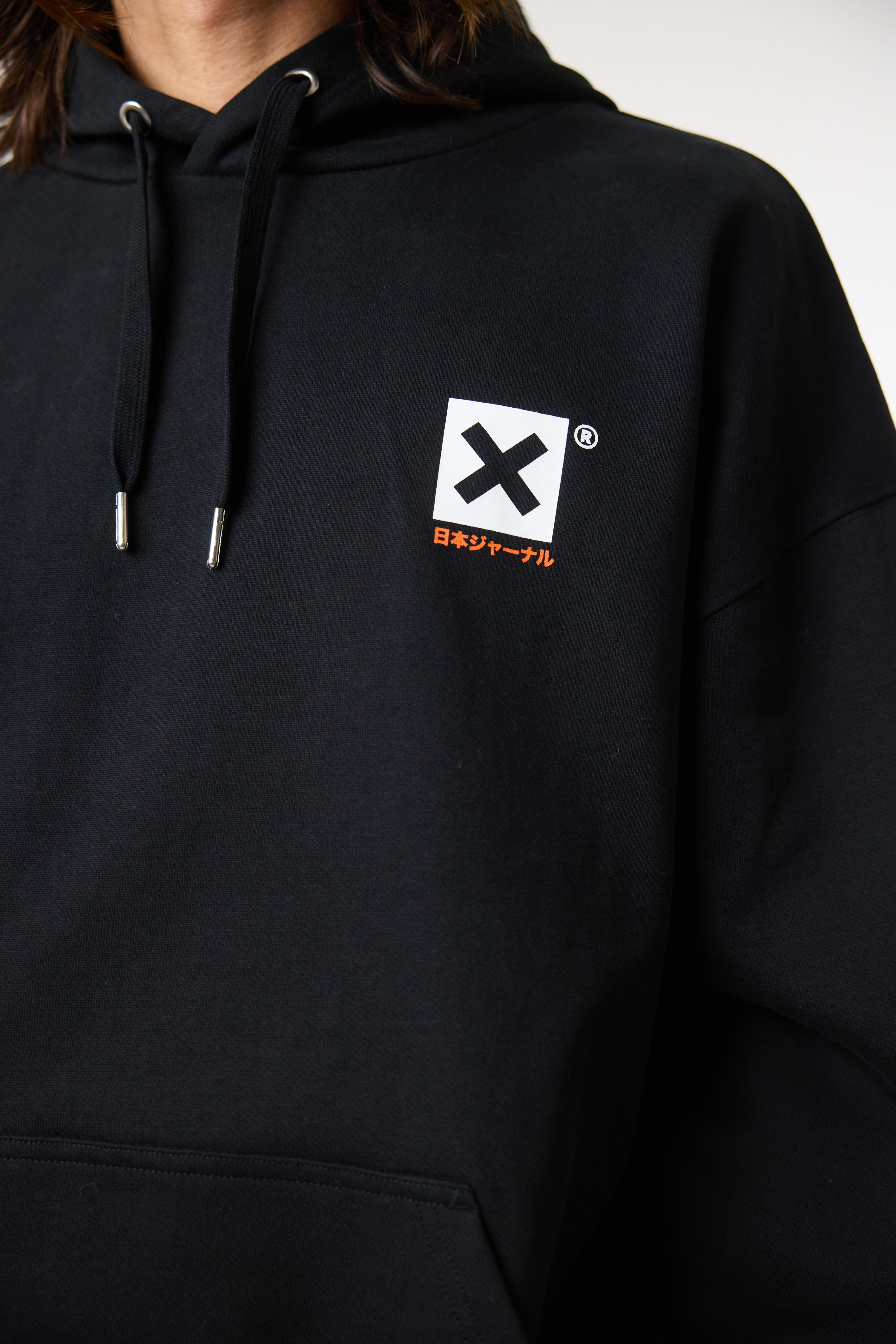 SUDADERA CON CAPUCHA ONTAKE NEGRA