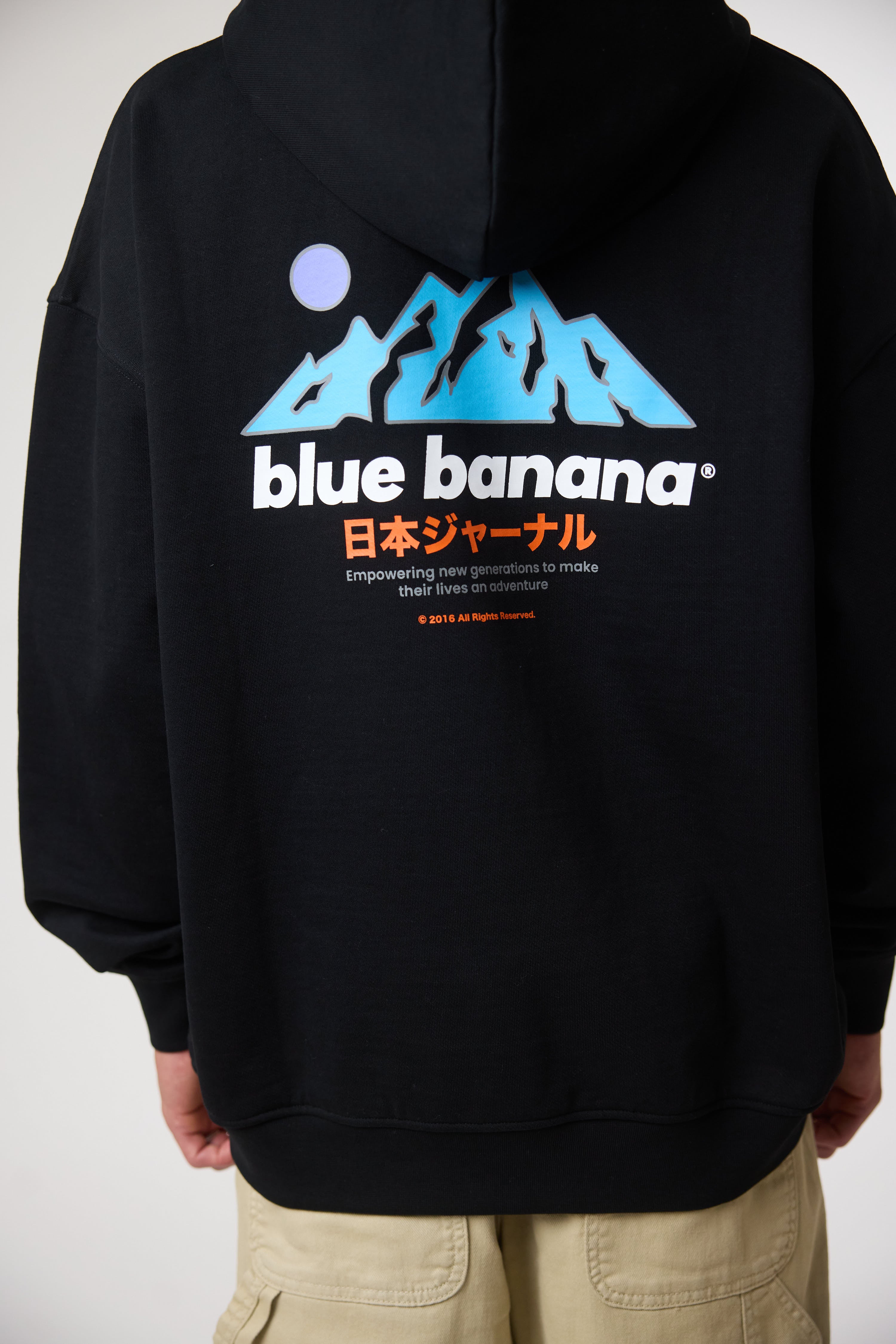 SUDADERA CON CAPUCHA ONTAKE NEGRA