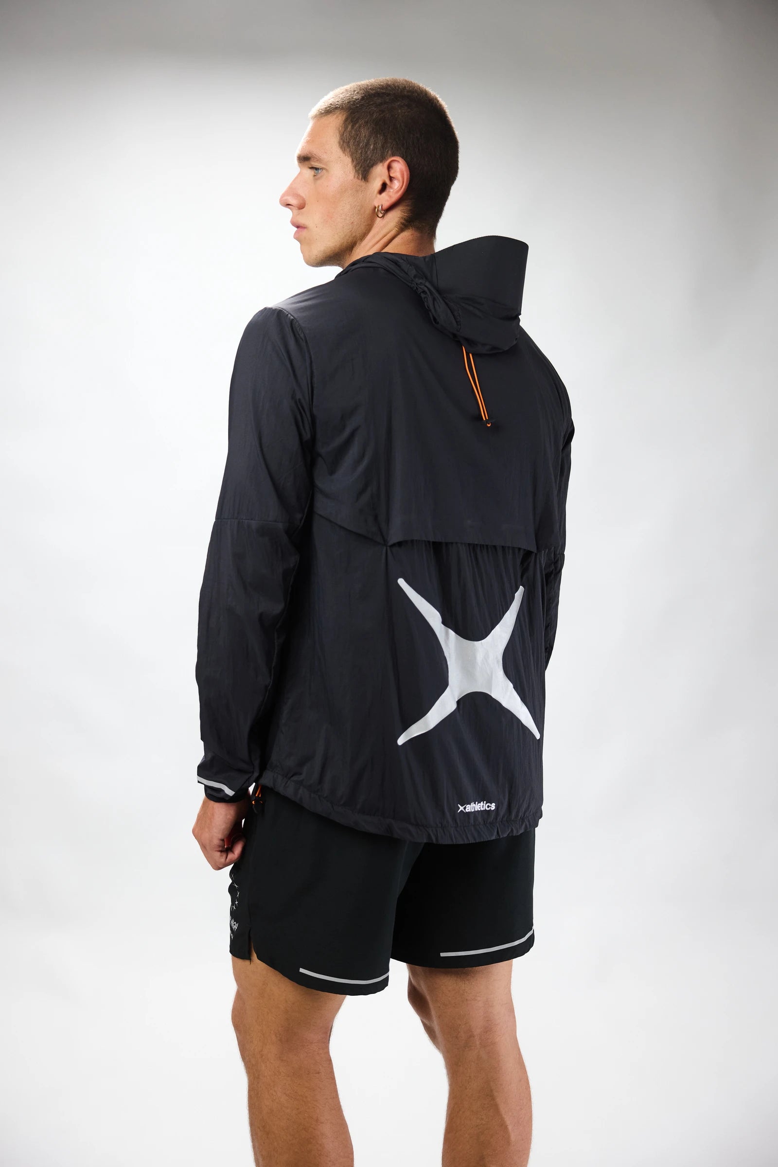 PACK CORTAVIENTOS OUT NEGRO + CAMISETA TRAIN NEGRA + CALCETINES GRADIENT DARK GREY