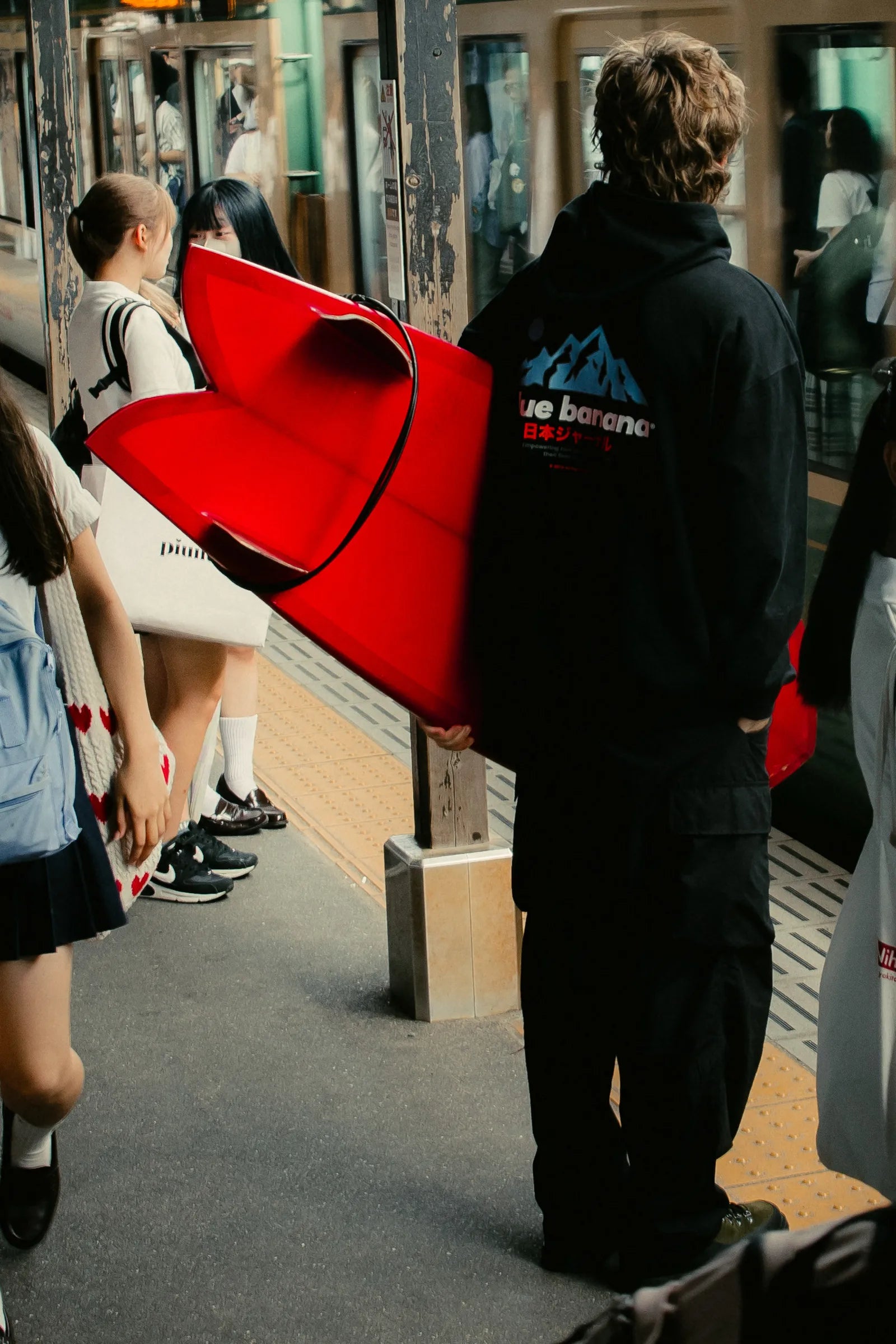 SUDADERA CON CAPUCHA ONTAKE NEGRA thumbnail