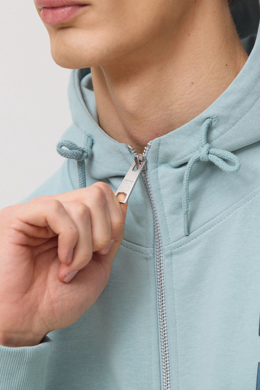 SUDADERA CON CAPUCHA FULL ZIP GOODS MIST